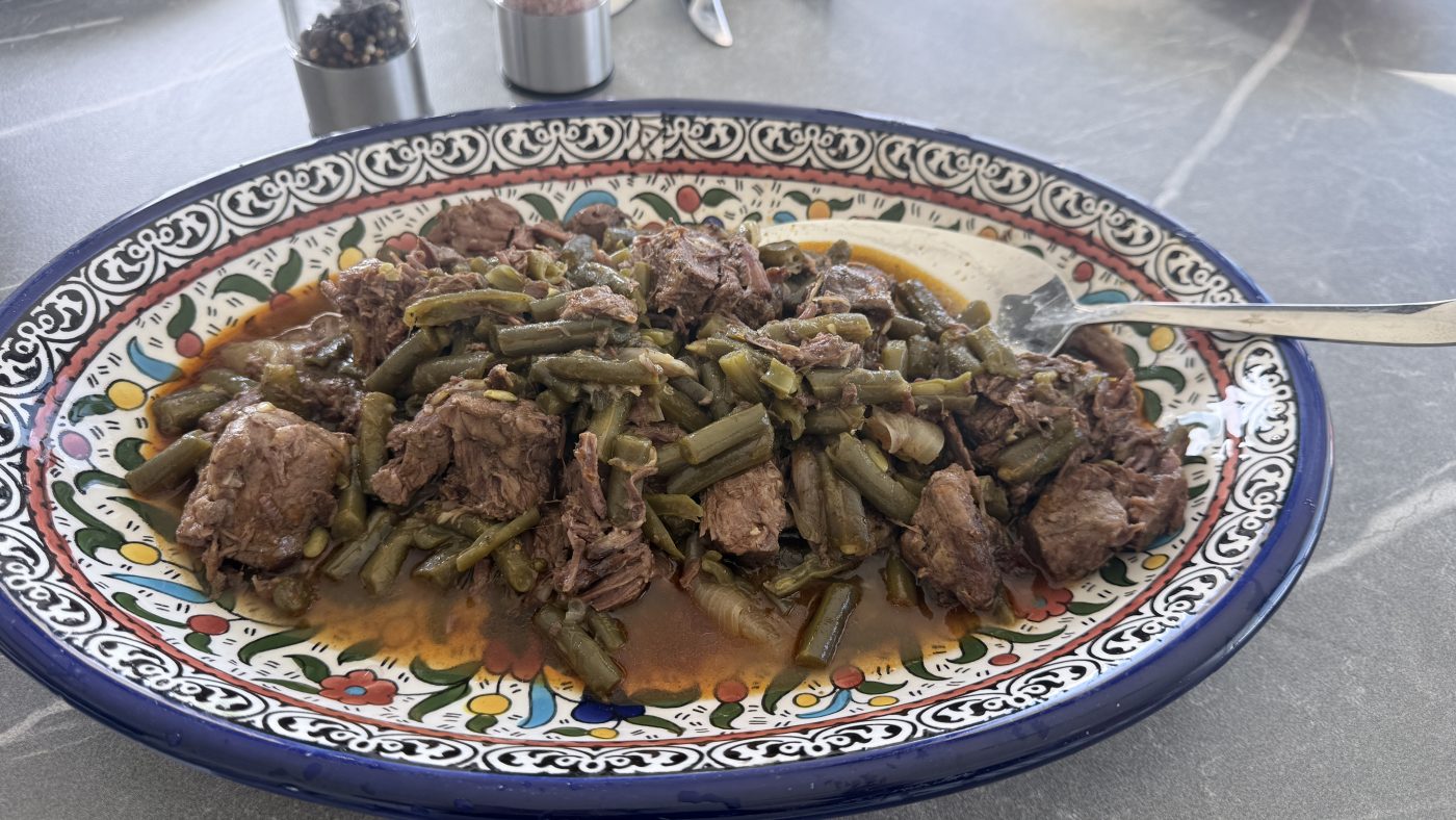בשר מפורק שעועית ירוקה וחומוס